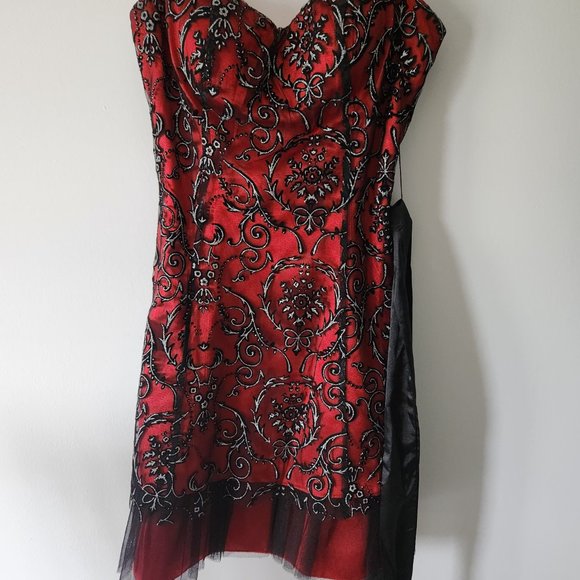 Black and Red Lace Prom Dress - Picture 5 of 8